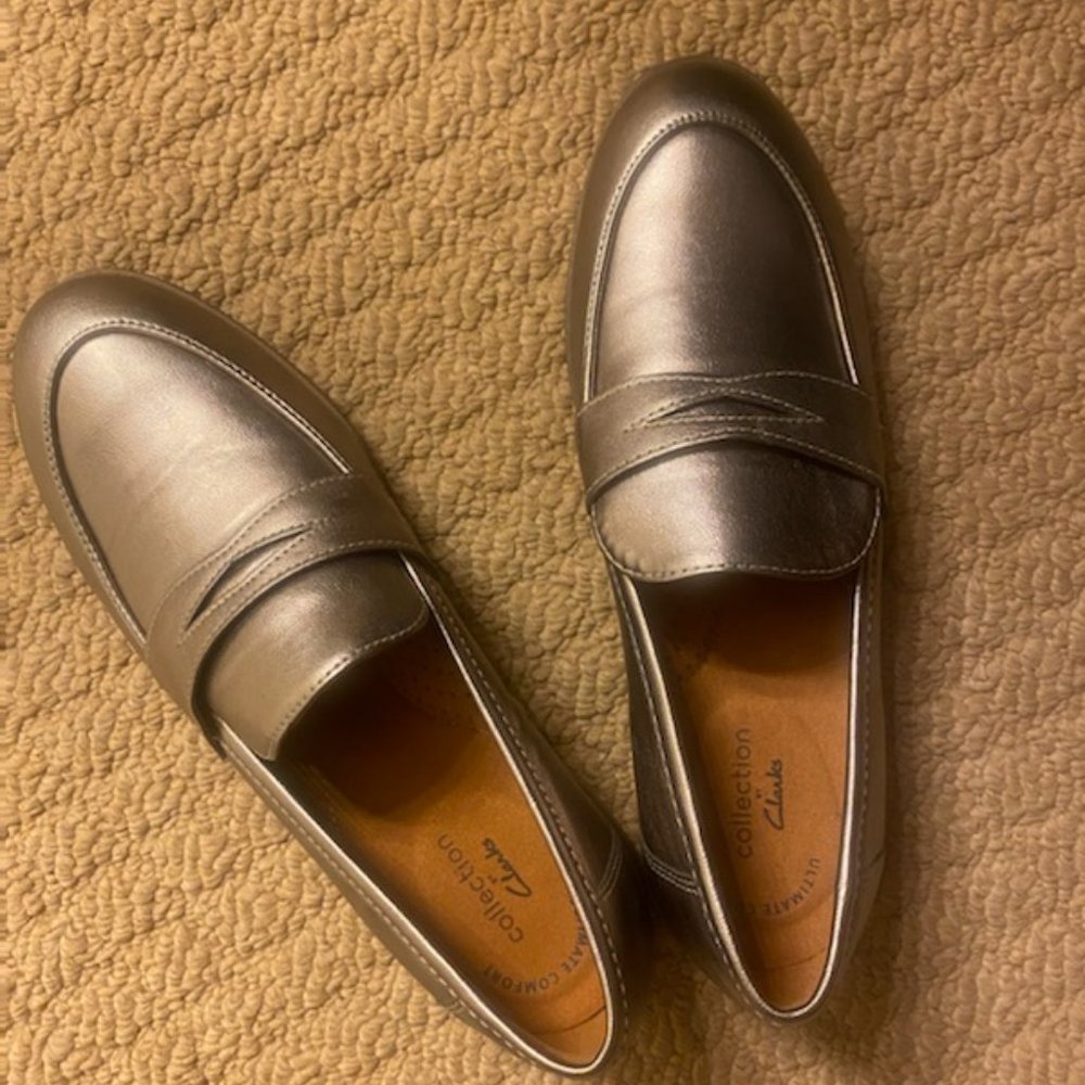 NWOT Clarks Gold Metallic Trish Rose Loafer (Size 8M)